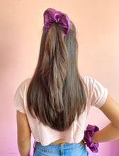 Cargar imagen en el visor de la galería, SCRUNCHIE EN SATÍN MEDIANA