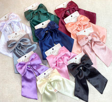 Cargar imagen en el visor de la galería, MOÑO EN SATÍN PEQUEÑO CORTO COLLARELA