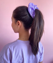 Cargar imagen en el visor de la galería, SCRUNCHIE EN SATÍN MEDIANA