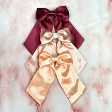 Cargar imagen en el visor de la galería, MOÑO EN SATÍN PEQUEÑO CORTO COLLARELA