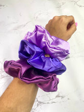 Cargar imagen en el visor de la galería, SCRUNCHIE EN SATÍN MEDIANA