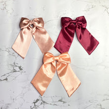 Cargar imagen en el visor de la galería, MOÑO EN SATÍN PEQUEÑO CORTO COLLARELA