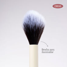 Cargar imagen en el visor de la galería, BROCHA DUO GLAM DB06 ILUMINADOR Y POLVO SUELTO