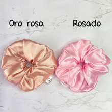 Cargar imagen en el visor de la galería, SCRUNCHIE EN SATÍN MEDIANA