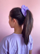 Cargar imagen en el visor de la galería, SCRUNCHIE EN SATÍN MEDIANA