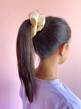Cargar imagen en el visor de la galería, SCRUNCHIE EN SATÍN MEDIANA