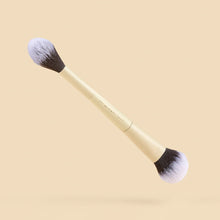 Cargar imagen en el visor de la galería, BROCHA DUO GLAM DB06 ILUMINADOR Y POLVO SUELTO