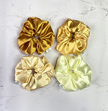 Cargar imagen en el visor de la galería, SCRUNCHIE EN SATÍN MEDIANA