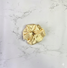 Cargar imagen en el visor de la galería, SCRUNCHIE EN SATÍN PEQUEÑA