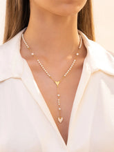 Cargar imagen en el visor de la galería, ROSARIO PERLAS CORAZÓN + ARETES