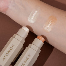 Cargar imagen en el visor de la galería, STICK ILUMINADOR CREMOSO EN BARRA ATENEA