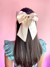 Cargar imagen en el visor de la galería, MOÑO EN SATIN CORTO COLLARELA