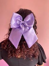 Cargar imagen en el visor de la galería, MOÑO EN SATIN CORTO COLLARELA