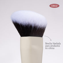 Cargar imagen en el visor de la galería, BROCHA DUO GLAM DB02 BASE Y PRODUCTOS EN CREMA ATENEA

