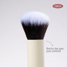 Cargar imagen en el visor de la galería, BROCHA DUO GLAM DB04 KABUKI Y CORRECTOR ATENEA
