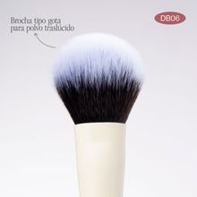 Cargar imagen en el visor de la galería, BROCHA DUO GLAM DB06 ILUMINADOR Y POLVO SUELTO
