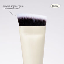 Cargar imagen en el visor de la galería, BROCHA DUO GLAM DB07 PARA CORRECTOR Y CONTORNO
