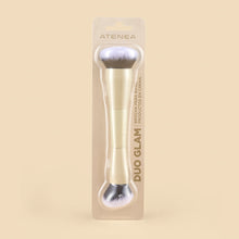Cargar imagen en el visor de la galería, BROCHA DUO GLAM DB02 BASE Y PRODUCTOS EN CREMA ATENEA
