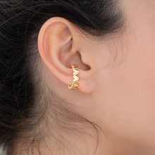 Cargar imagen en el visor de la galería, EARCUFF DE CORAZONES DORADO
