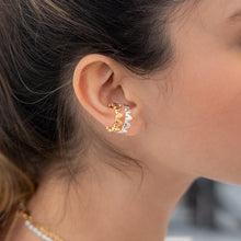 Cargar imagen en el visor de la galería, EARCUFF DE CORAZONES DORADO
