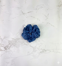 Cargar imagen en el visor de la galería, SCRUNCHIE EN SATÍN PEQUEÑA
