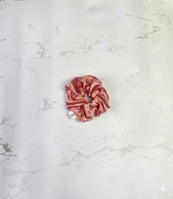 Cargar imagen en el visor de la galería, SCRUNCHIE EN SATÍN PEQUEÑA

