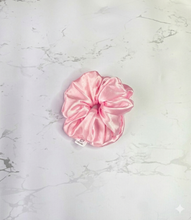 Cargar imagen en el visor de la galería, SCRUNCHIE EN SATÍN PEQUEÑA
