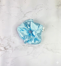 Cargar imagen en el visor de la galería, SCRUNCHIE EN SATÍN PEQUEÑA
