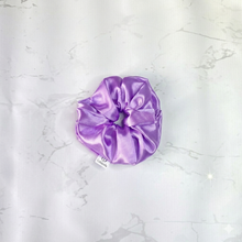 Cargar imagen en el visor de la galería, SCRUNCHIE EN SATÍN PEQUEÑA
