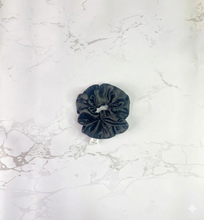 Cargar imagen en el visor de la galería, SCRUNCHIE EN SATÍN PEQUEÑA
