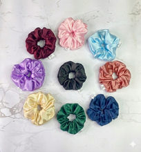 Cargar imagen en el visor de la galería, SCRUNCHIE EN SATÍN PEQUEÑA
