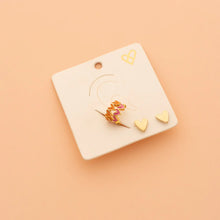Cargar imagen en el visor de la galería, SET DE ARETES Y 2 EARCUFF CORAZONES
