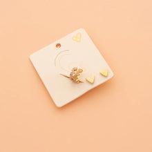 Cargar imagen en el visor de la galería, SET DE ARETES Y 2 EARCUFF CORAZONES
