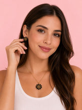 Cargar imagen en el visor de la galería, SET ARETES Y COLLAR FLOR ENCANTO MIYUKI
