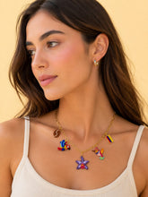 Cargar imagen en el visor de la galería, COLLAR CHARMS INSPIRACIÓN COLOMBIANA ORQUÍDEA LILA
