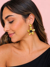 Cargar imagen en el visor de la galería, ARETES MAXI FLORES EN BRONCE TEJIDAS BLANCOS
