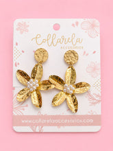 Cargar imagen en el visor de la galería, ARETES MAXI FLORES EN BRONCE TEJIDAS BLANCOS
