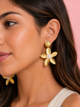 Cargar imagen en el visor de la galería, ARETES MAXI FLORES EN BRONCE TEJIDAS BLANCOS
