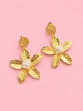 Cargar imagen en el visor de la galería, ARETES MAXI FLORES EN BRONCE TEJIDAS BLANCOS
