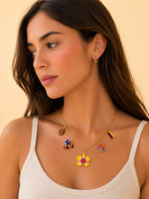 Cargar imagen en el visor de la galería, COLLAR CHARMS INSPIRACIÓN COLOMBIANA ORQUIDEA AMARILLA
