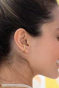 EARCUFF DE CORAZONES DORADO