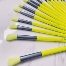 Cargar imagen en el visor de la galería, KIT DE BROCHA TRENDY X15 OJOS NEON
